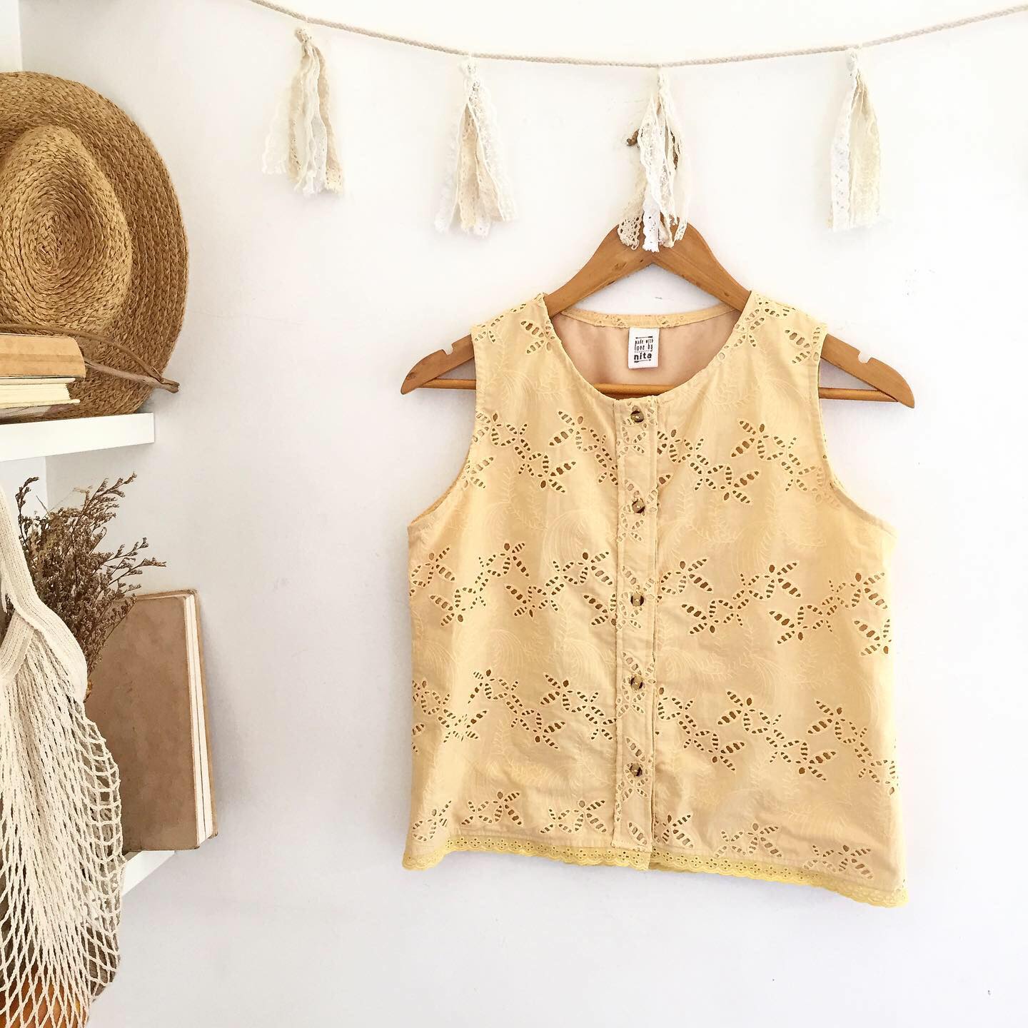 Lila Broderie Anglaise Top