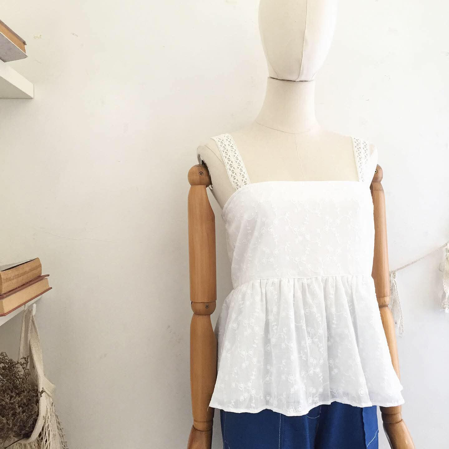 Peggy Broderie Top