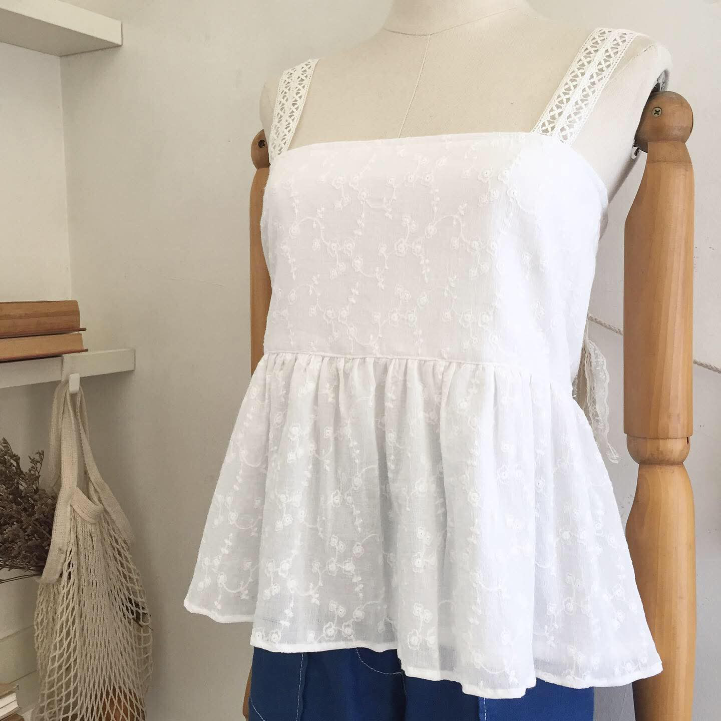 Peggy Broderie Top