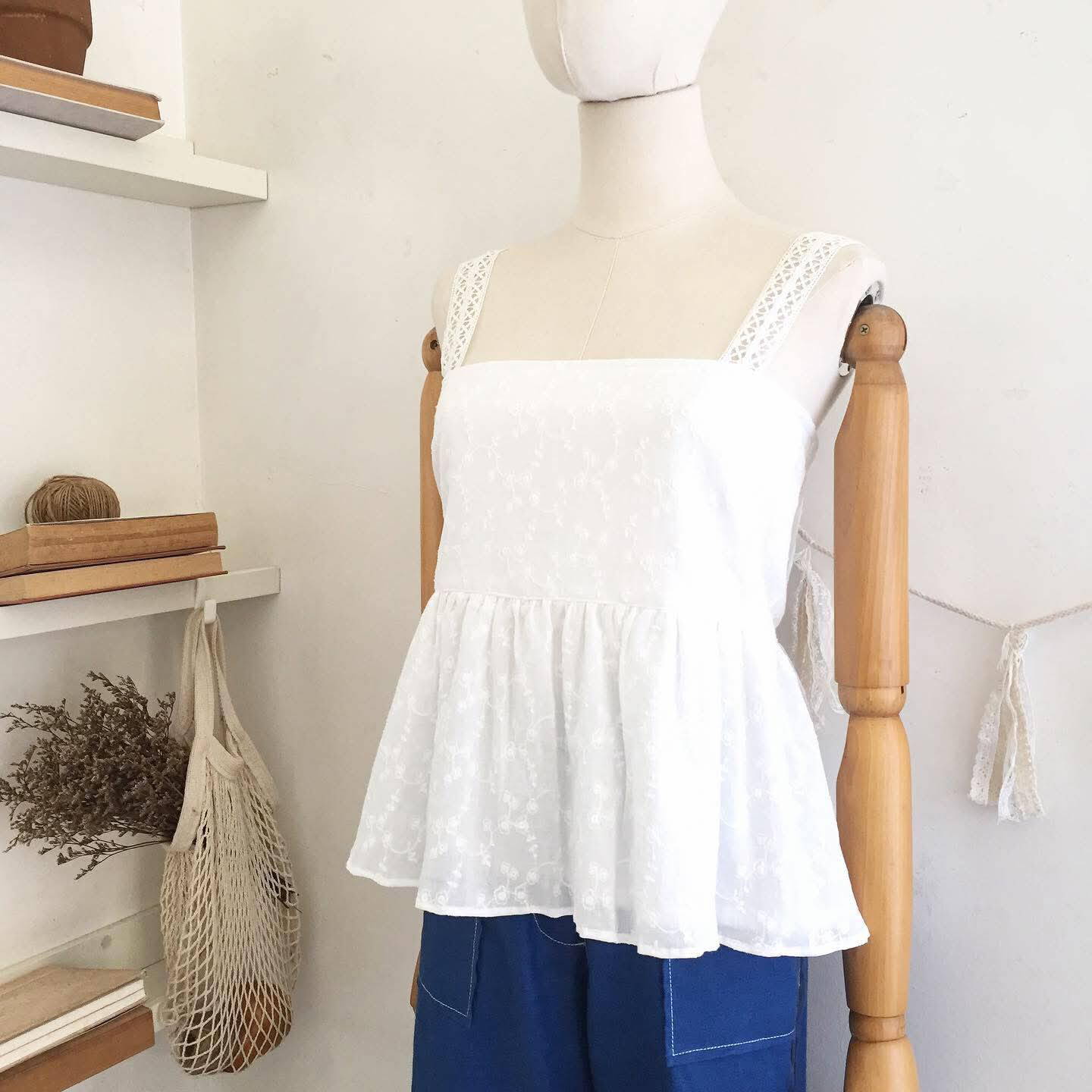 Peggy Broderie Top