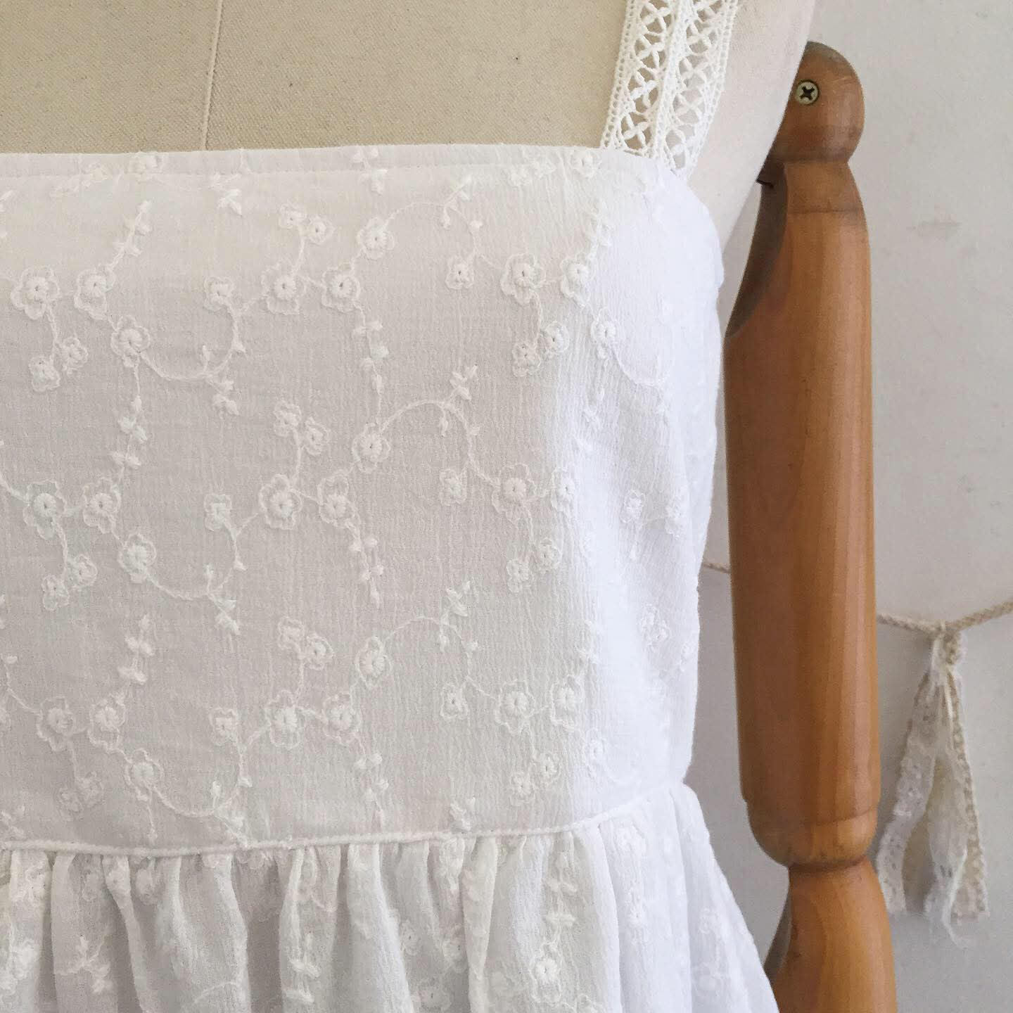Peggy Broderie Top