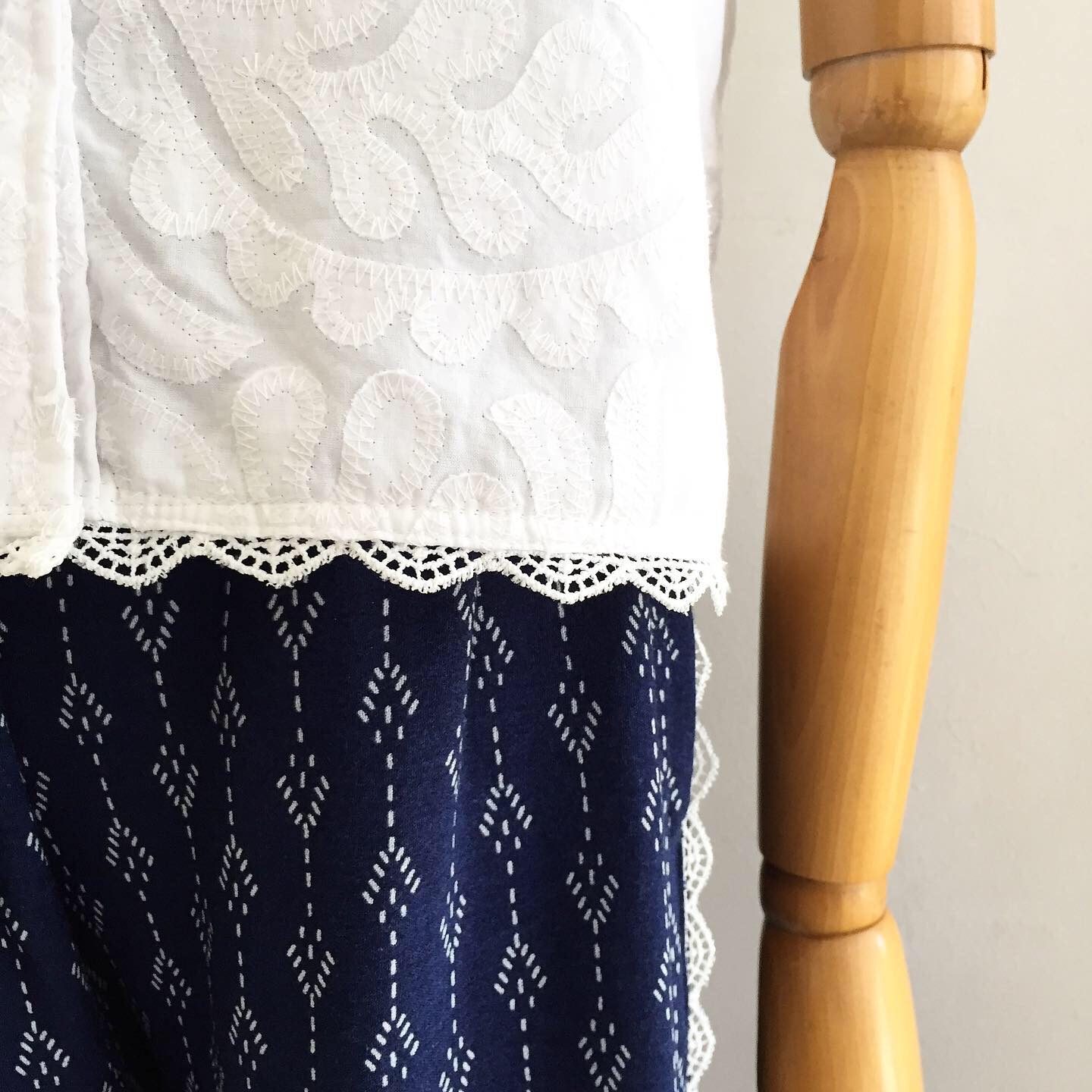 Lila Broderie Top