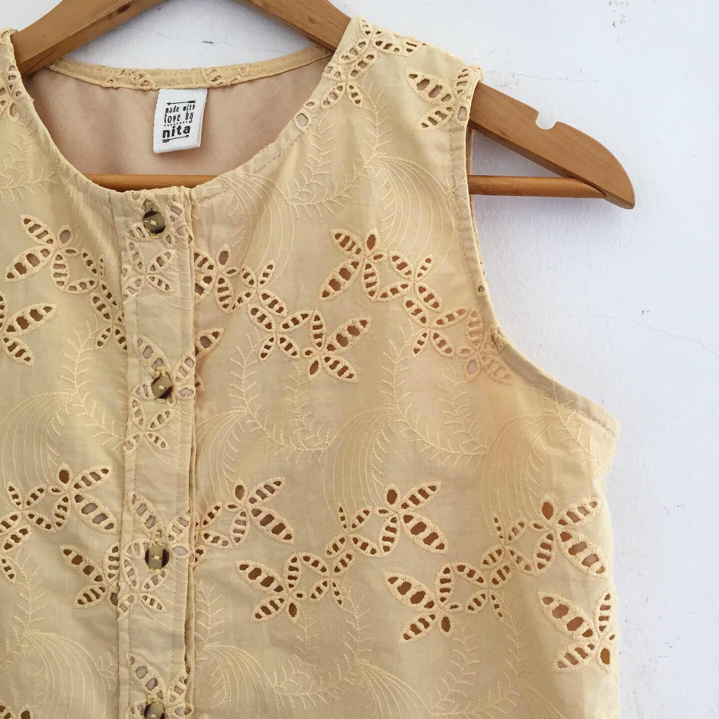Lila Broderie Anglaise Top
