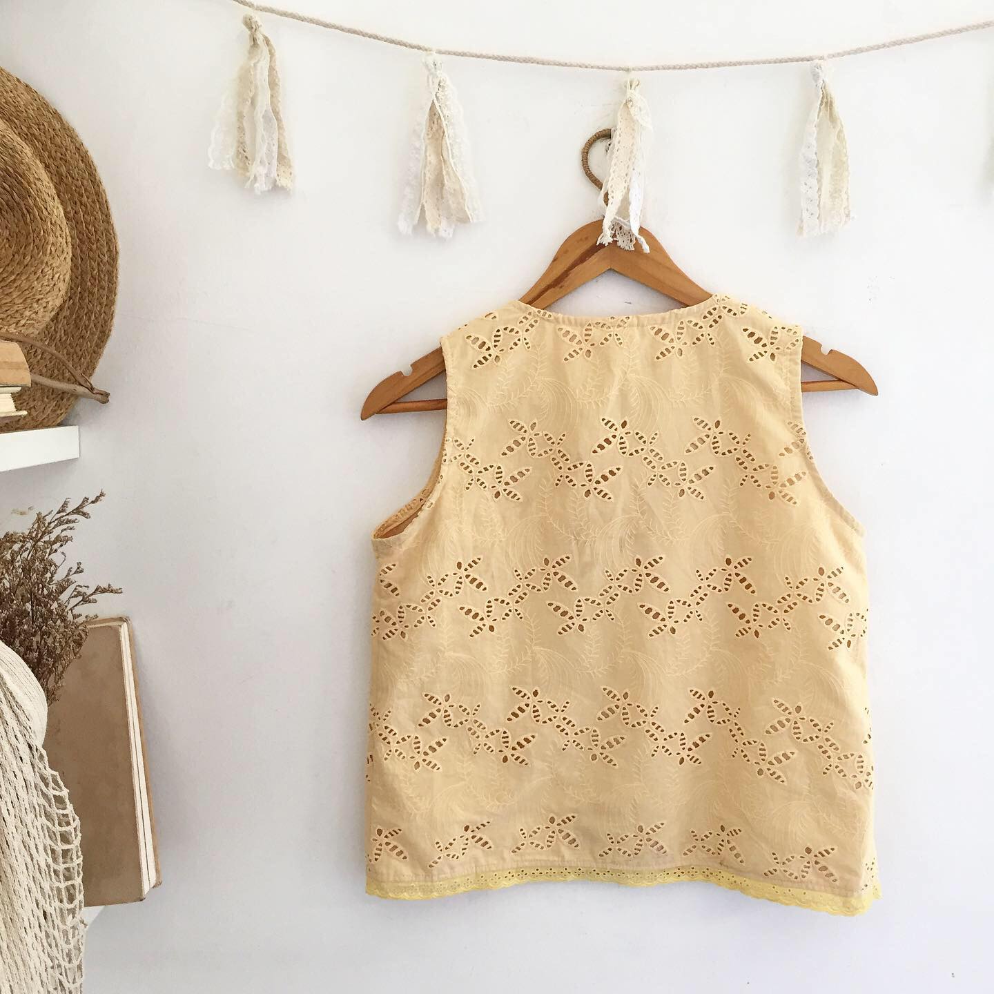 Lila Broderie Anglaise Top