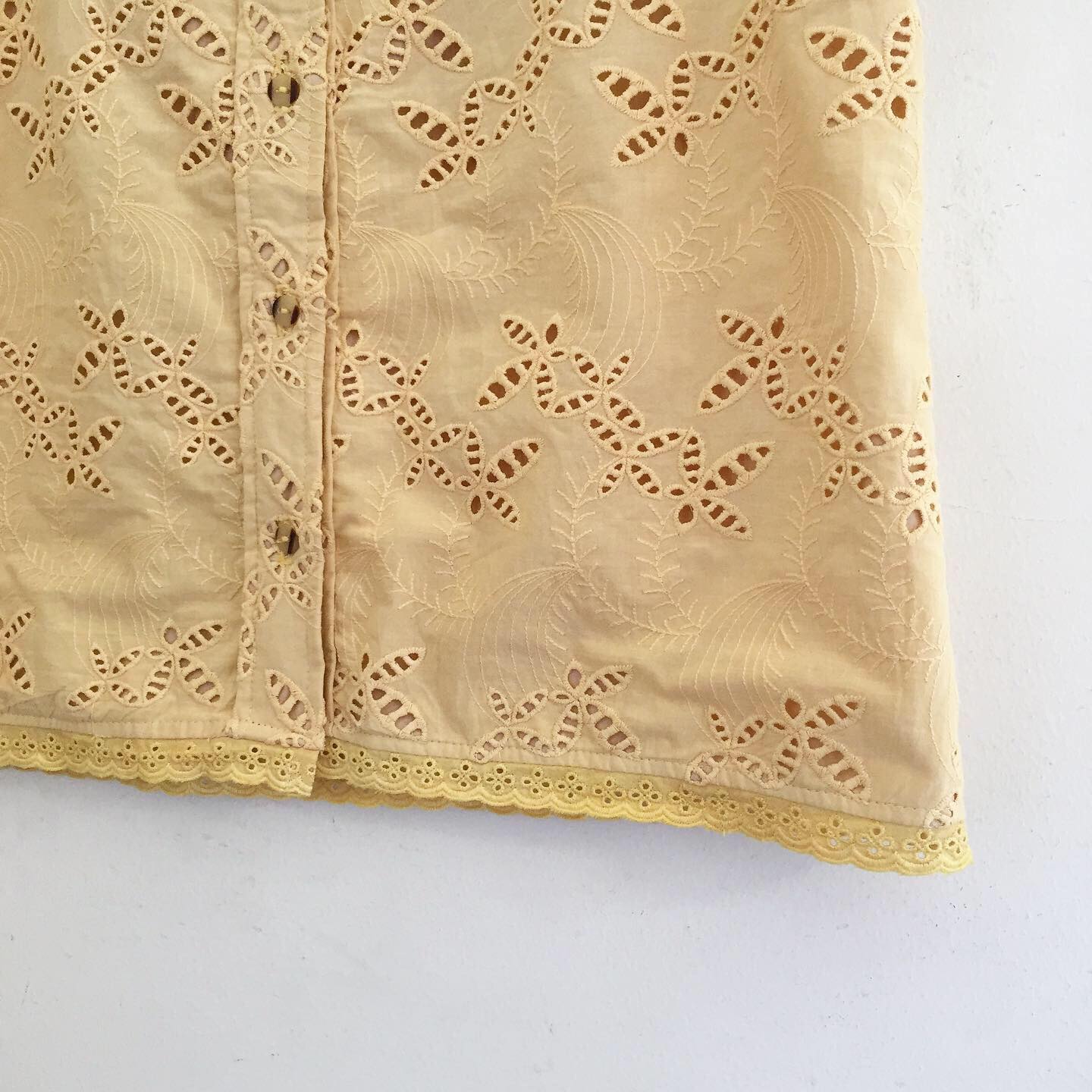 Lila Broderie Anglaise Top